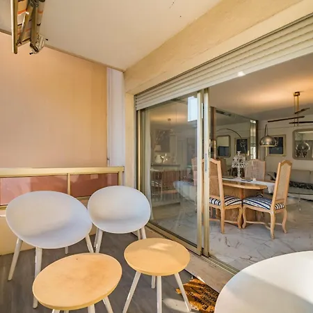 For 4 People In The Heart Of * Cannes