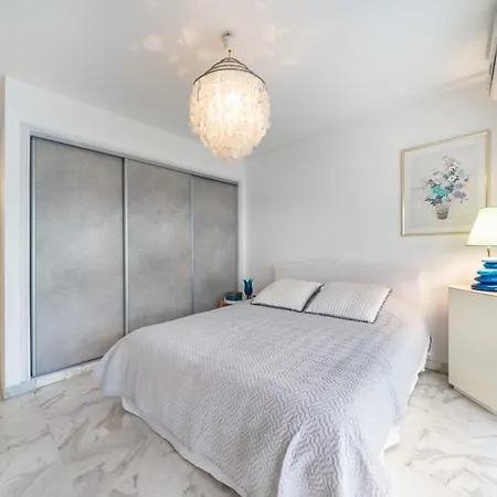 For 4 People In The Heart Of * Cannes