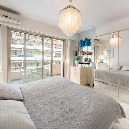 For 4 People In The Heart Of * Cannes