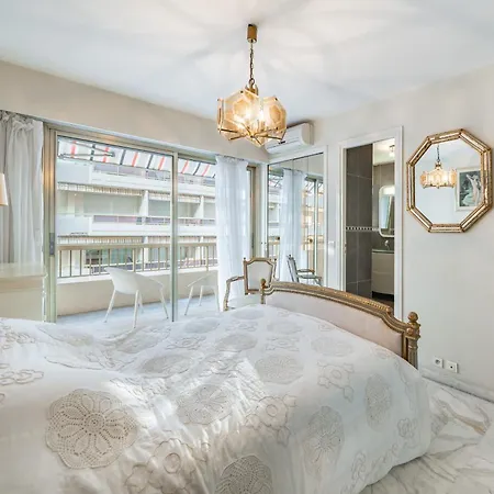 For 4 People In The Heart Of Cannes